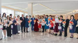 Умирзак Шукеев поздравил жительниц региона с 8 Марта