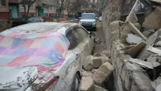 Сильный ветер в Актау: поврежденные авто и сорванный фасад многоэтажки