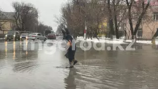 Уральск "поплыл" из-за сильного дождя