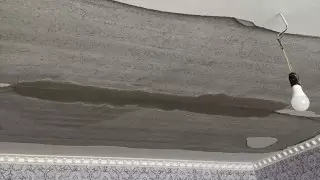 Штукатурка засыпала малолетнего ребенка в новостройке в Аксу