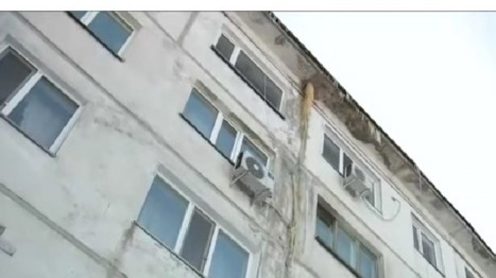 Многоквартирный дом в Павлодаре треснул пополам: жильцы рискуют оказаться под завалами