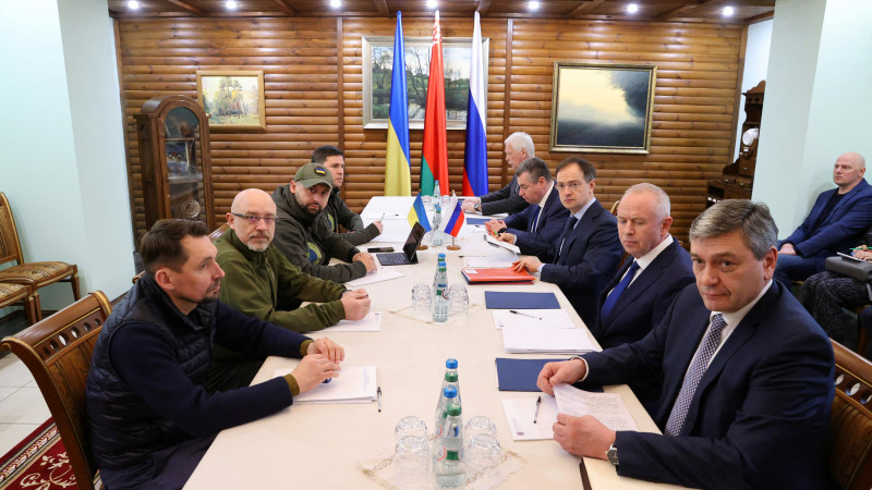 Участники третьего раунда российско-украинских переговоров. © Reuters