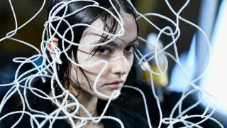 Наряд из скотча, умная одежда. Самые необычные образы Недели моды в Париже