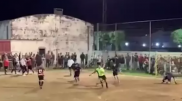 Видео избиения судьи всей командой попало в Сеть