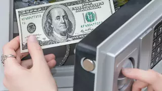 Запрет на вывоз иностранной валюты и золота объяснили в Нацбанке