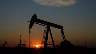 Цены на нефть опустились ниже 100 долларов впервые с 1 марта