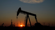 Цены на нефть опустились ниже 100 долларов впервые с 1 марта