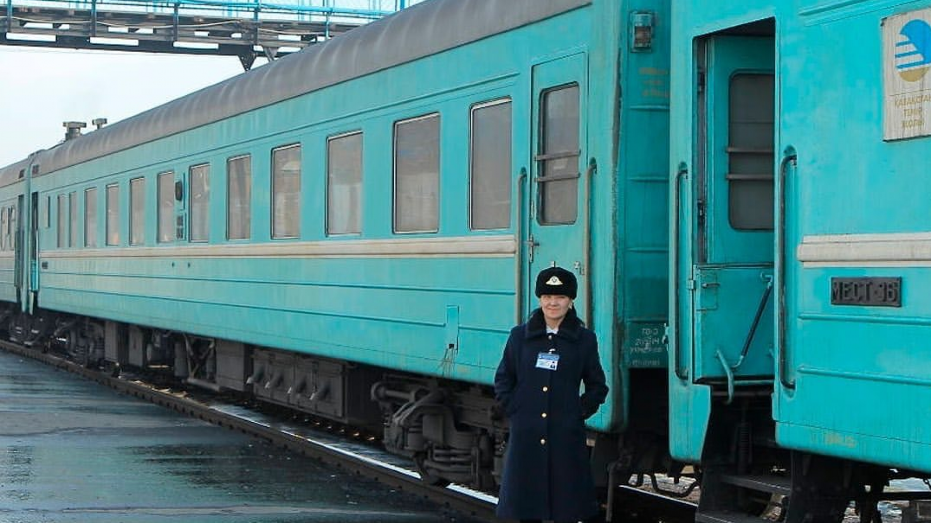 Почему подорожали поезда. Поезда Казахстана. Казахские поезда. Казахстан поезд Астана Павлодар. Бирюзовый вагон.