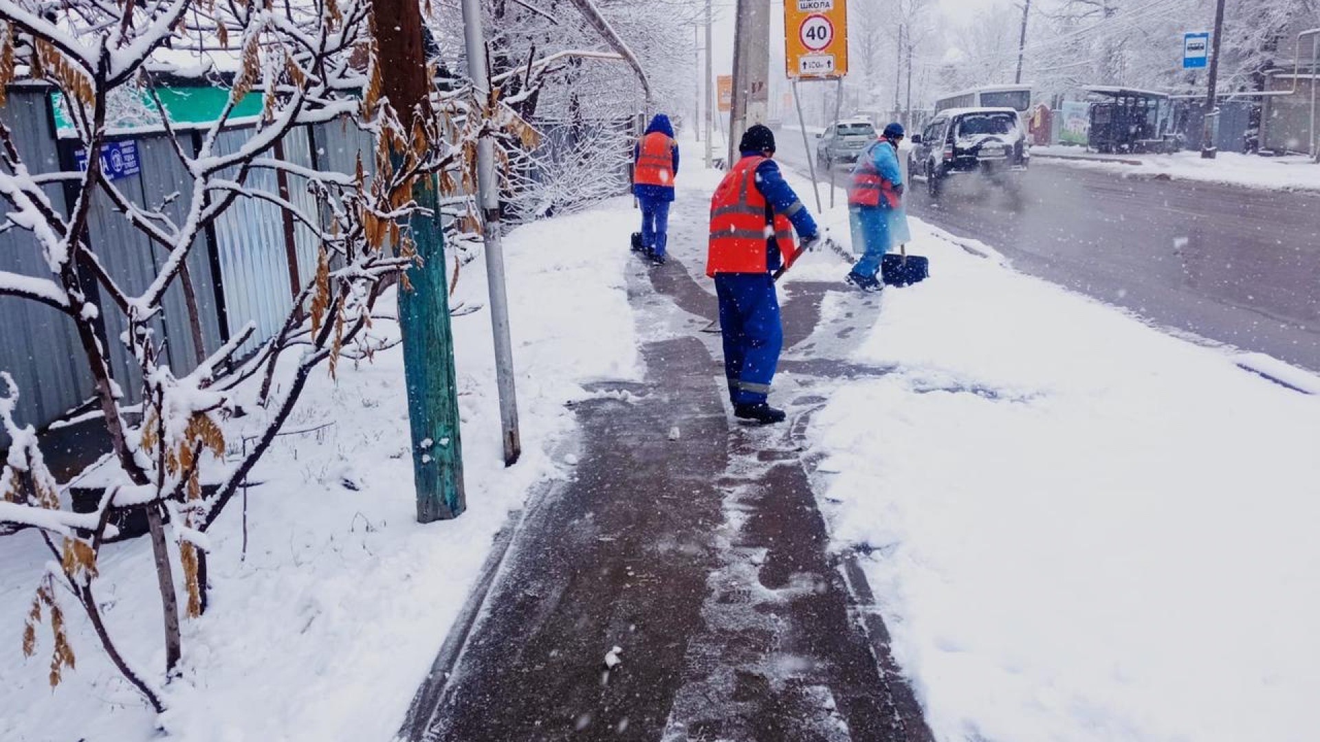 Снег в алматы. Снегопад в городе. Снежный город. Снег весной в городе. Снегопад в городе фото.