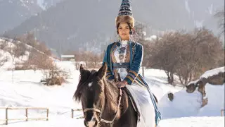 Видео с моделью-мулаткой в саукеле и с домброй восхитило соцсети