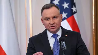 Самолет президента Польши, летевшего на встречу с Байденом, совершил аварийную посадку