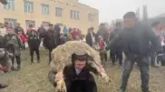 Сельский аким продемонстрировал силу, подняв барана 50 раз