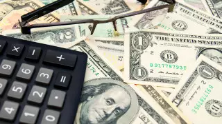 Курс доллара опустился ниже 490 тенге