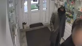 Ограбление восьмилетней девочки в аптеке Алматы попало на видео