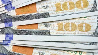 Курс доллара упал сразу на 10 тенге