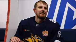 Хоккеист сборной Казахстана головой блокировал бросок. Его унесли на носилках