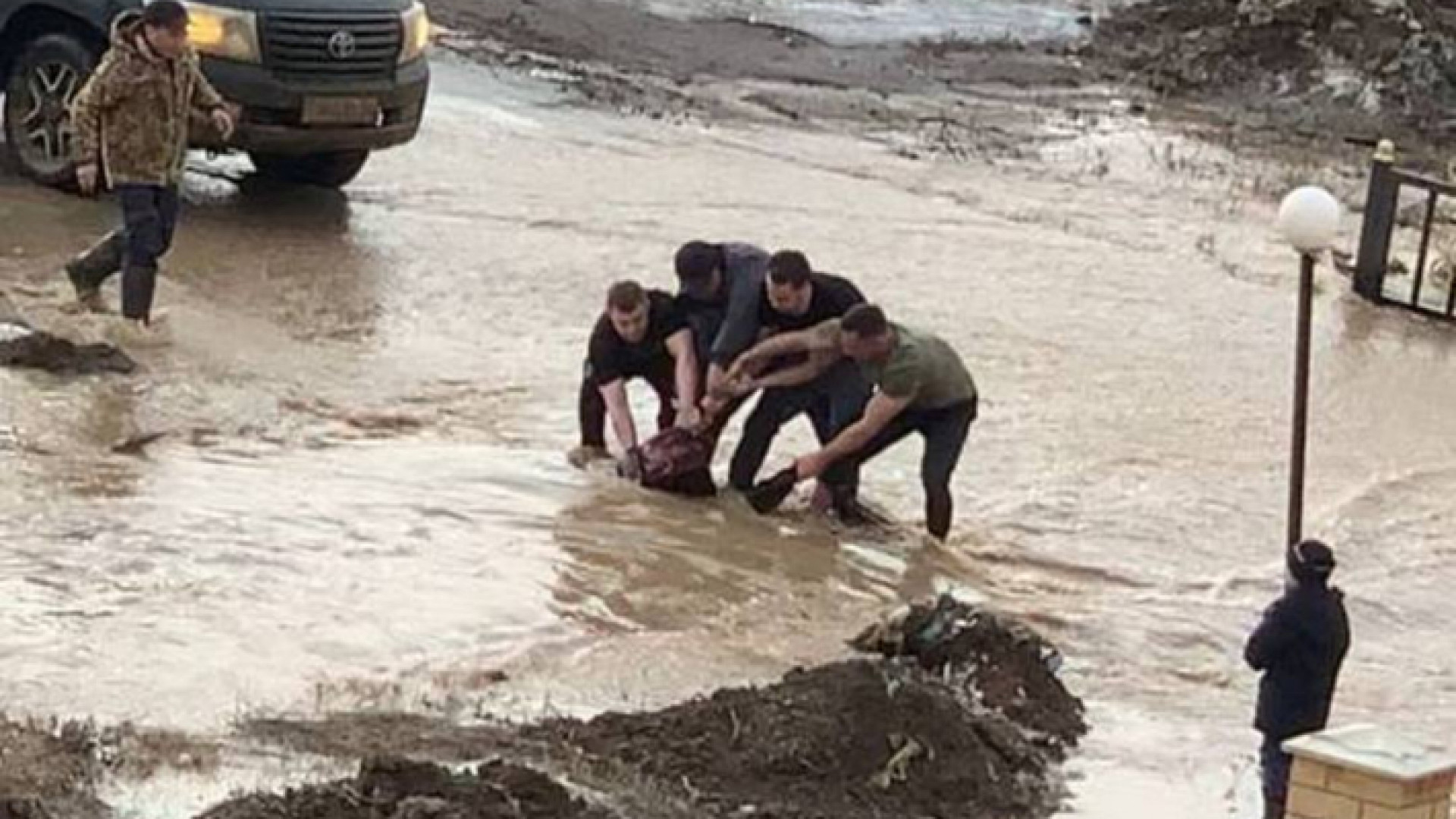 Школьницу затянуло в арык с грязной водой в Актобе: 01 апреля 2022 04:20 -  новости на Tengrinews.kz