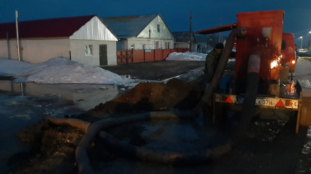 Паводки в Казахстане: затоплены 99 домов