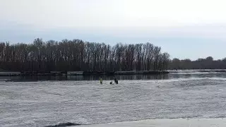 Две девушки провалились под лед во время фотосессии в Семее