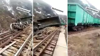 18 вагонов сошли с рельсов в ВКО. 5 вагонов упали в реку