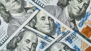 Нацбанк установил официальный курс доллара на выходные