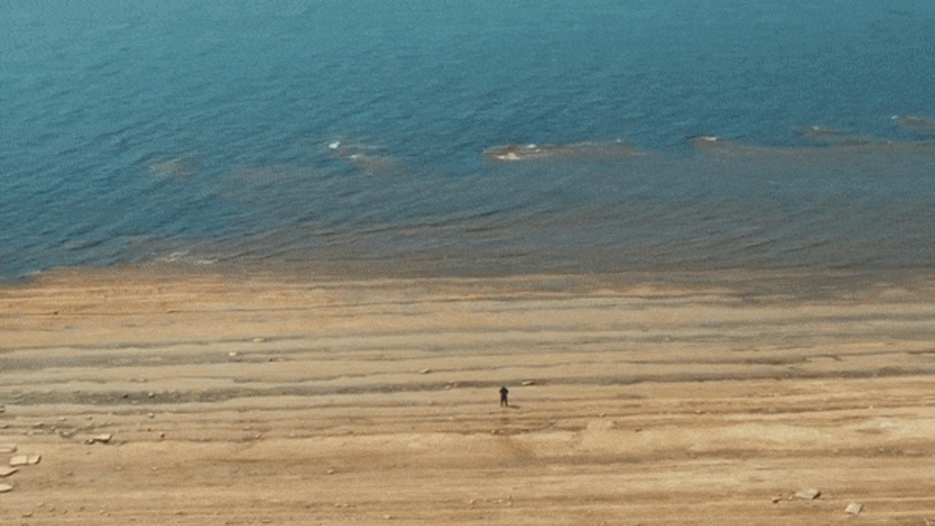 Обмелевшее озеро море в казахстане. Каспийское море обмелело. Енисей обмелел 2022. Волга обмелела 2022. Каспийское море отдых 2022.