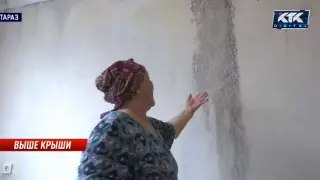 Жильцы дома с незавершенным ремонтом после дождей выбросили мебель в Таразе