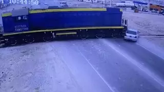 Столкновение автомобиля с тепловозом попало на видео в Жанаозене