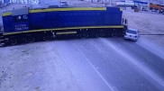 Столкновение автомобиля с тепловозом попало на видео в Жанаозене