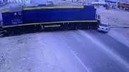 Столкновение автомобиля с тепловозом попало на видео в Жанаозене