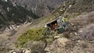 Грузовик сорвался в ущелье в Алматинской области, водитель погиб
