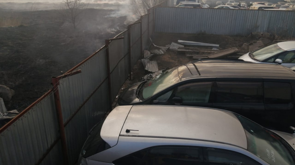 Возгорание камыша привело к повреждению машин на штрафстоянке в Петропавловске