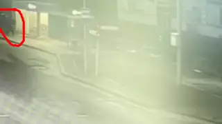 Мужчина брусчаткой разбил стекло теплой остановки в Нур-Султане