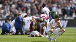 Футболист "Вест Хэма" тяжело травмировал игрока "Бернли" и расплакался