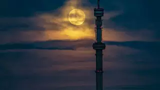 Точно не из фильмов Marvel? Завораживающие фото полнолуния над Алматы