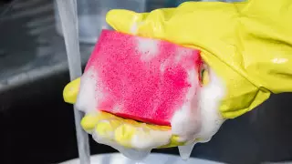 Ученые предупредили об опасности губок для мытья посуды