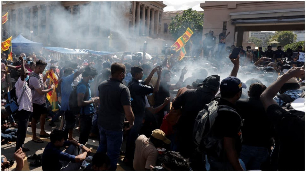 Полиция Шри-Ланки открыла огонь по протестующим