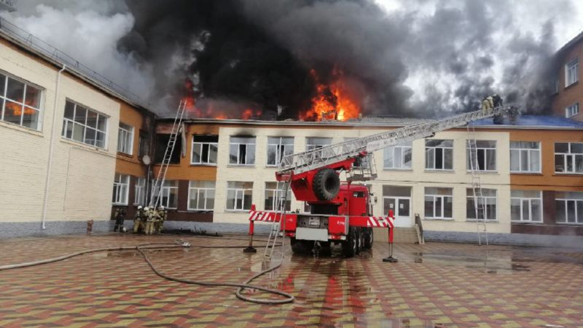 Школа загорелась в Павлодаре: эвакуирован 551 ребенок: 21 апреля 2022 09:38  - новости на Tengrinews.kz