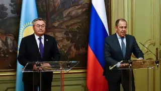 Глава МИД Тлеуберди встретился с Лавровым в Москве