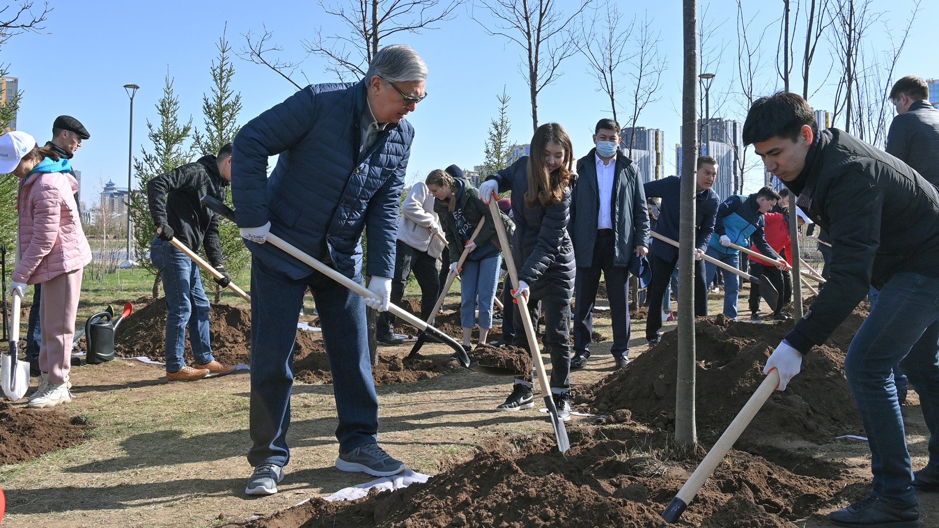 Токаев посадил дерево в Ботаническом саду: 23 апреля 2022 12:26 - новости  на Tengrinews.kz