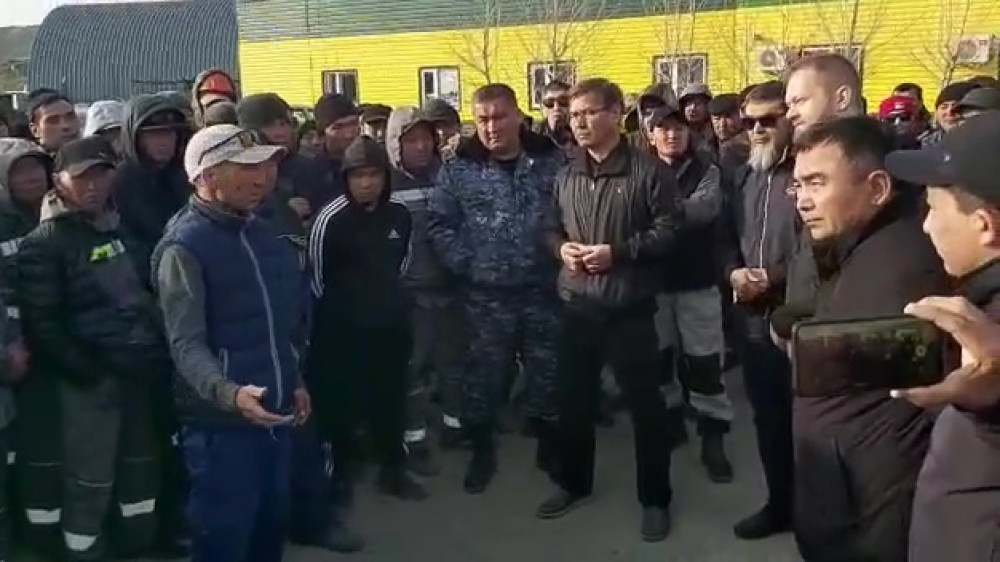 Массовое скопление рабочих Теректинского ГОКа попало на видео в Карагандинской области
