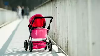 Декретница разносила наркотики во время прогулок с ребенком в ВКО