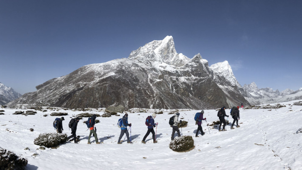 Парализованный британец планирует покорить Эверест на костылях