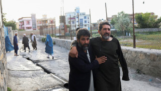 Афганские мужчины бегут от мечети Халифа Сахиб в Кабуле, где прогремел взрыв. Фото: ©REUTERS