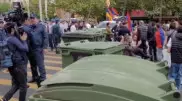 В Ереване митингующие перегородили центр мусорными баками