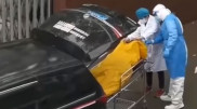 Чиновников уволили из-за катафалка с живым пациентом в Шанхае