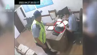 Полицейского задержали при получении взятки в Шымкенте