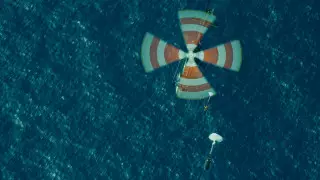 Вертолет впервые поймал первую ступень ракеты