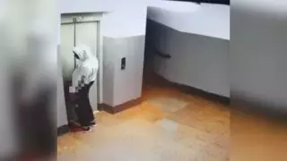 Мужчина справил нужду в подъезде и попал на камеру в Кокшетау