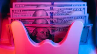 Курс доллара опустился ниже 437 тенге